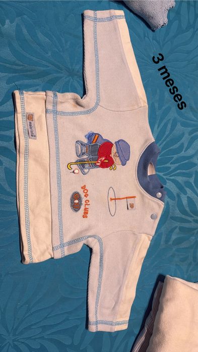 Várias camisolas de bebé