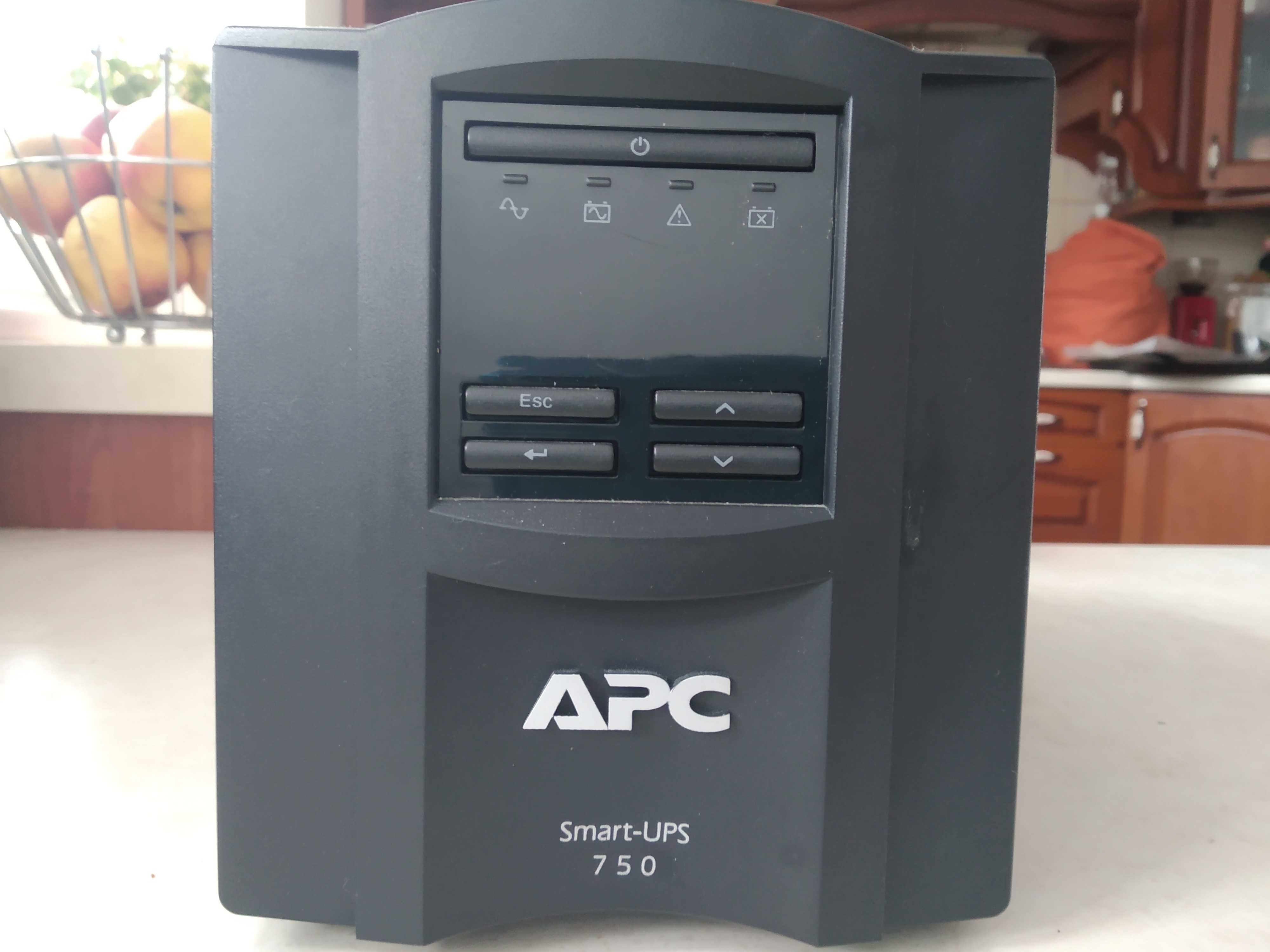 Zasilanie awaryjne APC Smart-UPS 750 LCD