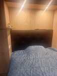 Cama em veludo preto em capitone