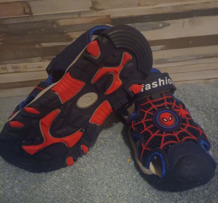 Vende se sandalias do Homem Aranha nr.32.