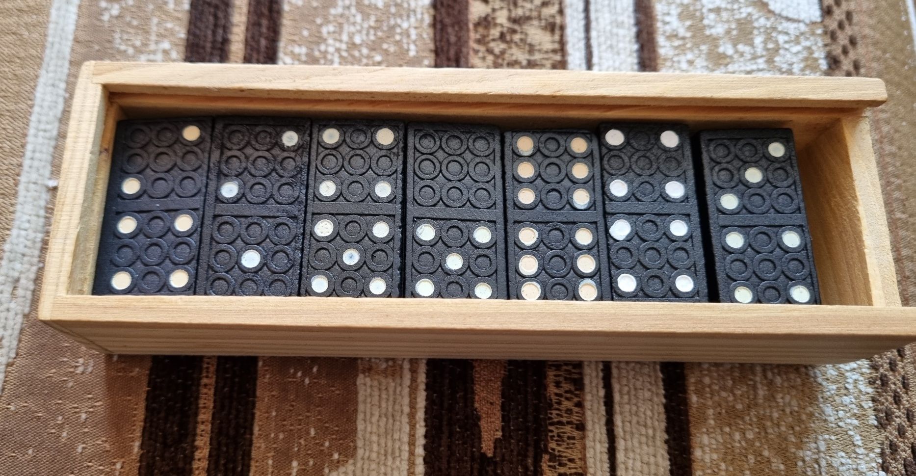 Domino w drewnianym pudełku