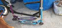Trotinettes roxo e azul usadas 3€ cada uma
