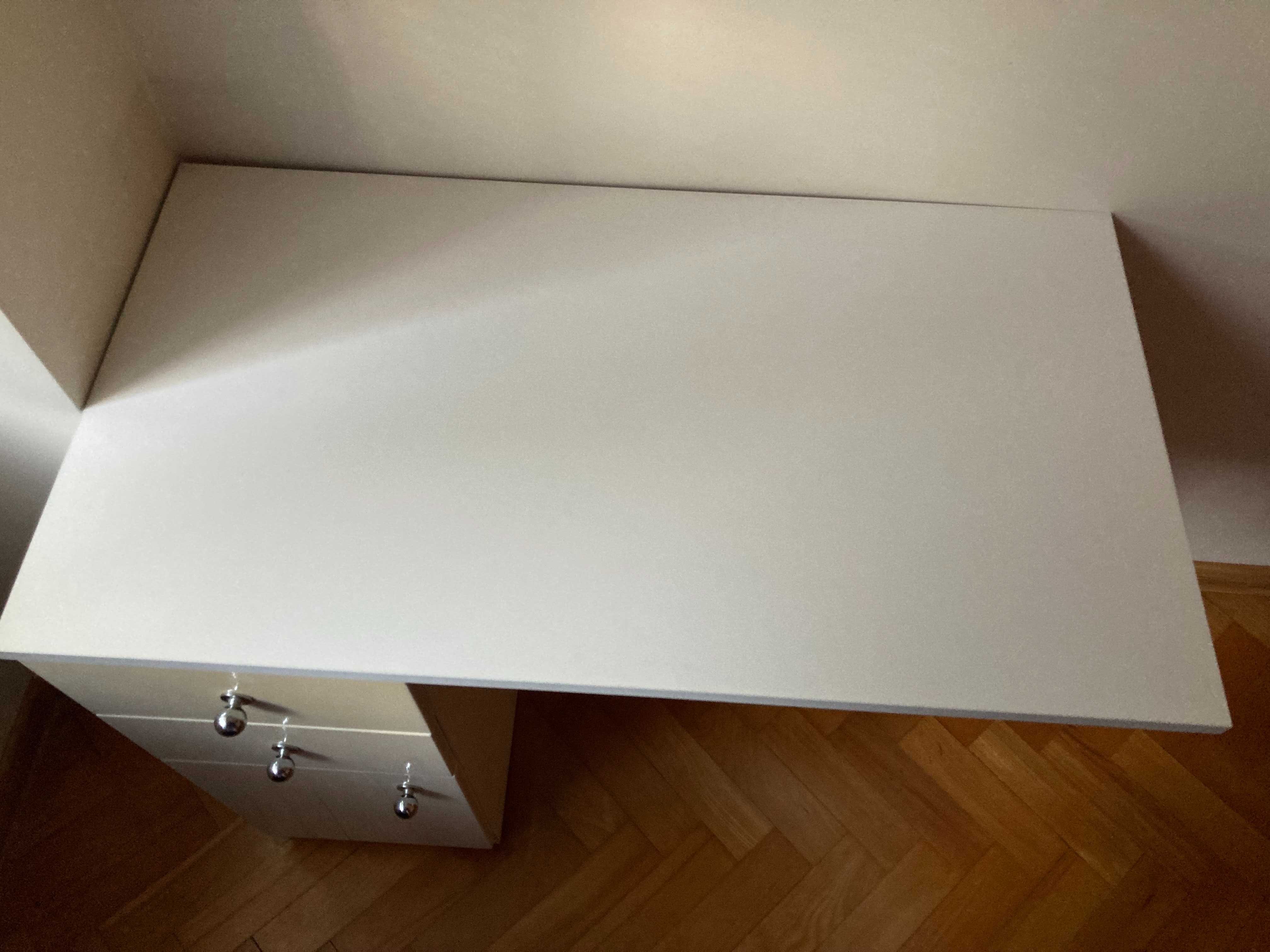Białe biurko z szufladami i szafką na wysoki połysk