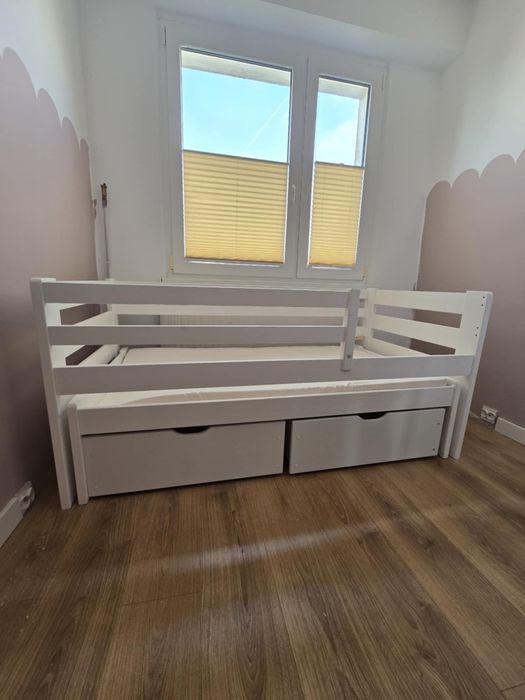 Łóżko piętrowe z szufladami.