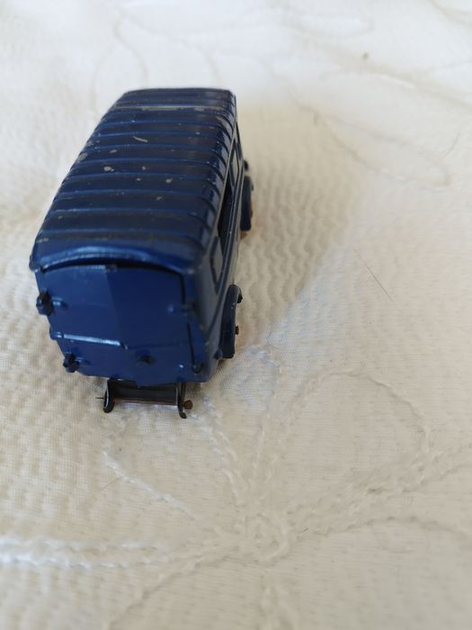 Furgão policial Renault. Uma miniatura do Renault 1000 kg, um furgão p