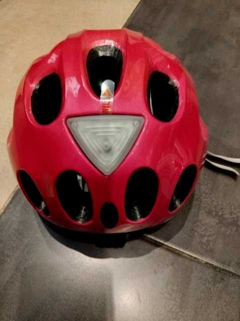Różowy kask  Abus.