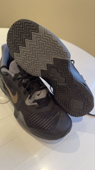 Sapatilhas Nike, tamanho 41, ideal para basquetebol!