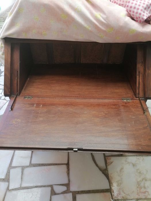 Escrevaninha em muito bom estado