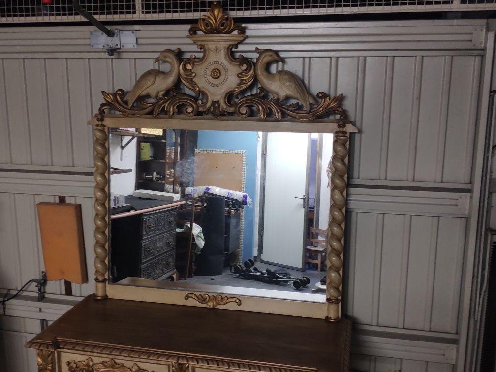 Mesa e espelho antigos