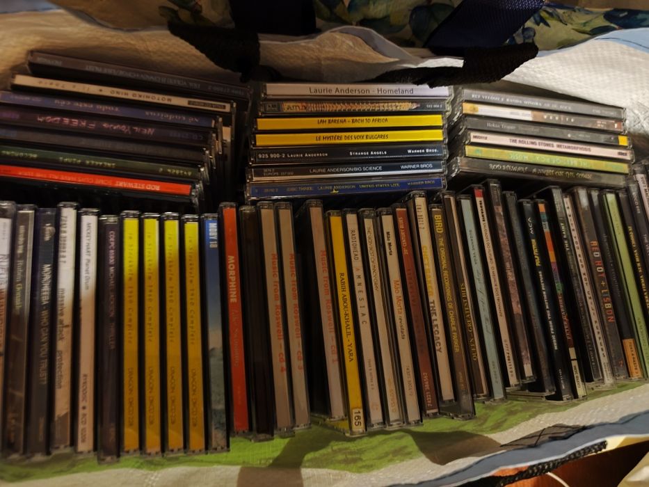 Vendo cerca de 300 CDs