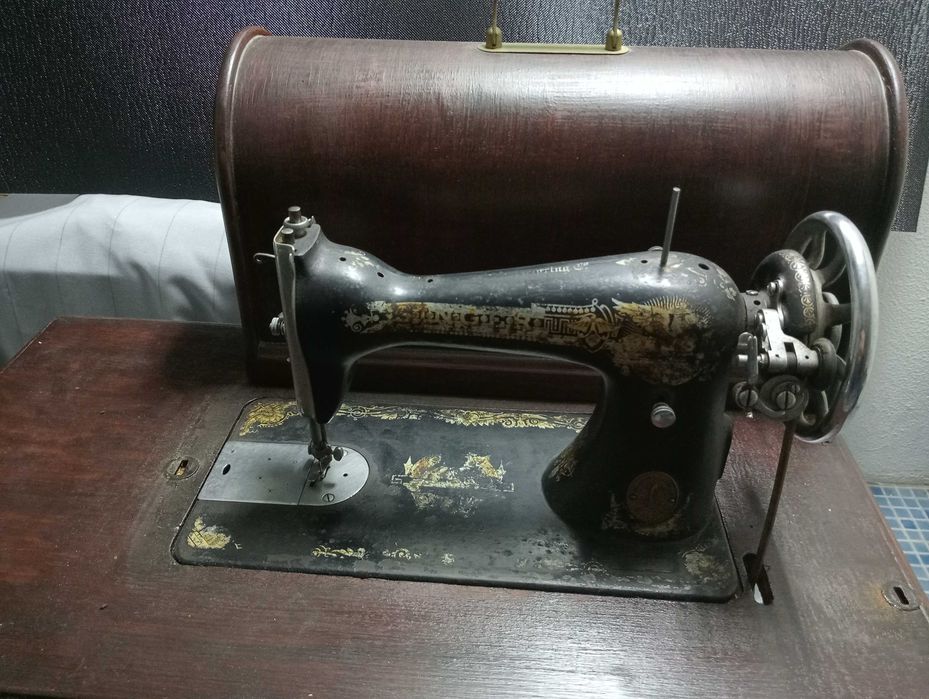 Máquina de costura Singer a funcionar e bonita para decoração