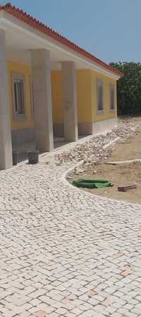Colocação calçada portuguesa, lajetas,  grelhas de enrelvam