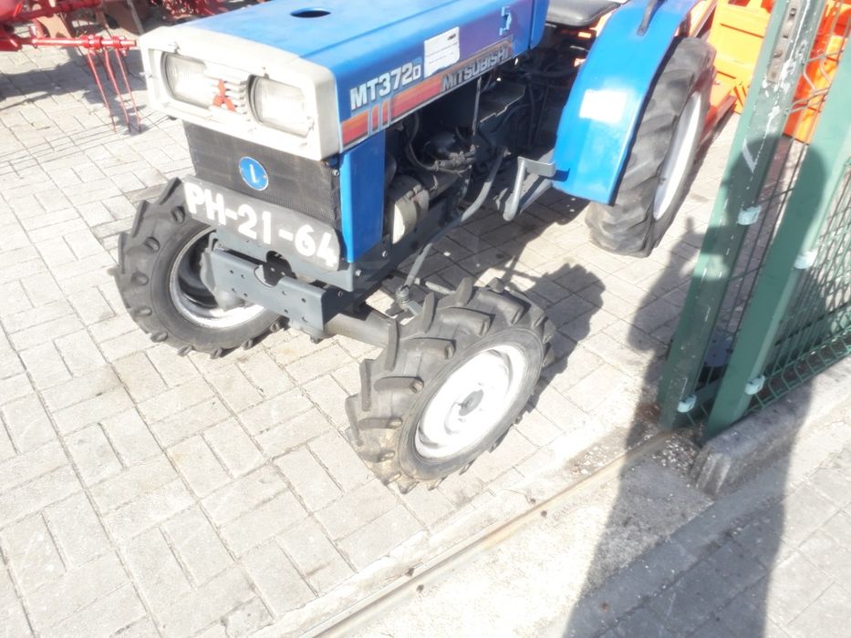 Trator Mitsubishi 4x4 com matrícula e capinadeira nova