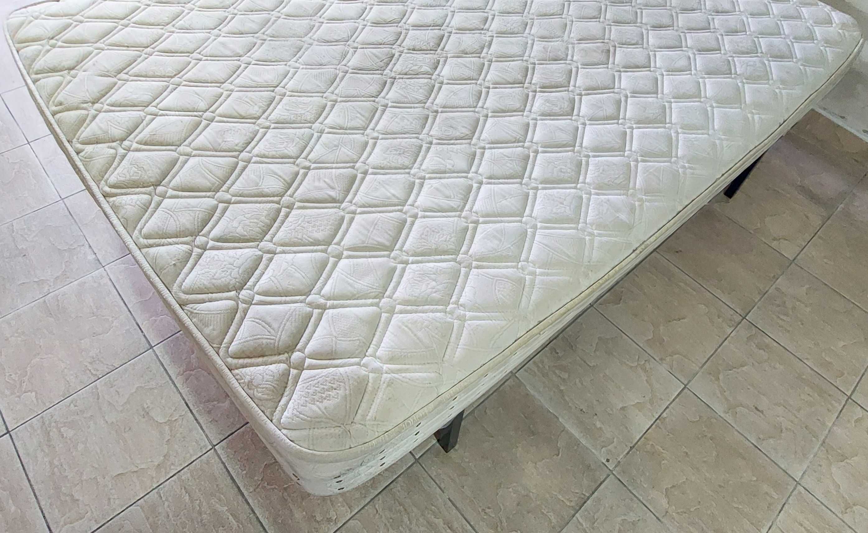 Cama com Colchão de Casal