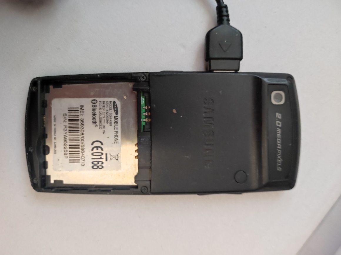 Telefon Samsung z ładowarką