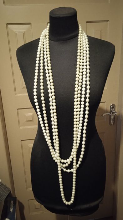 Жемчуг длинный не натуральный.