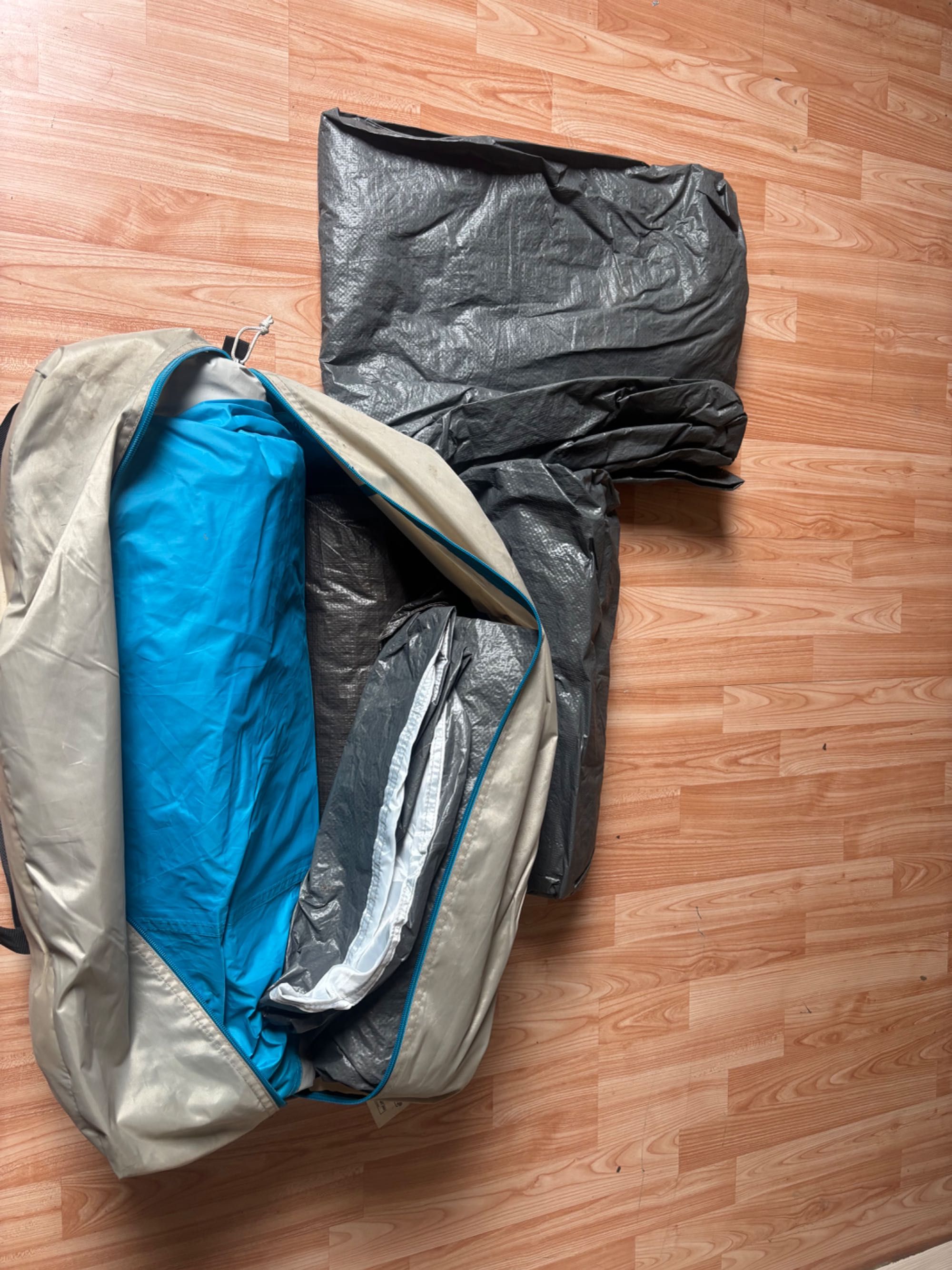 Sprzedam dwa namioty Quechua 4.2 Family i Quechua 6.2 Family