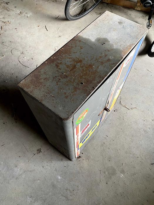 Metalowa szafa do warsztatu lub garażu na narzędzia