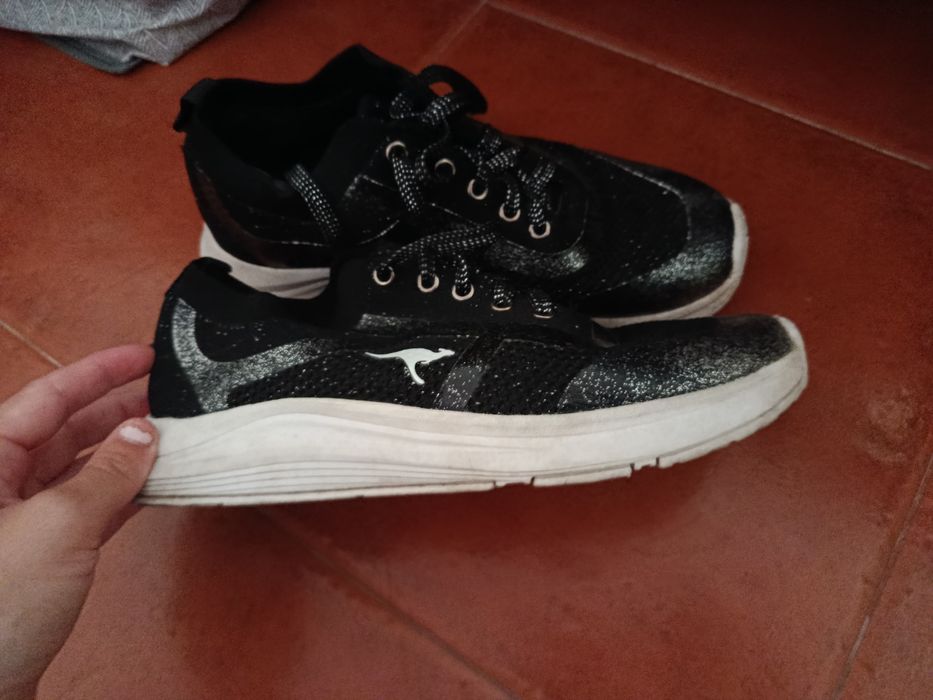Vendo dois sapatos