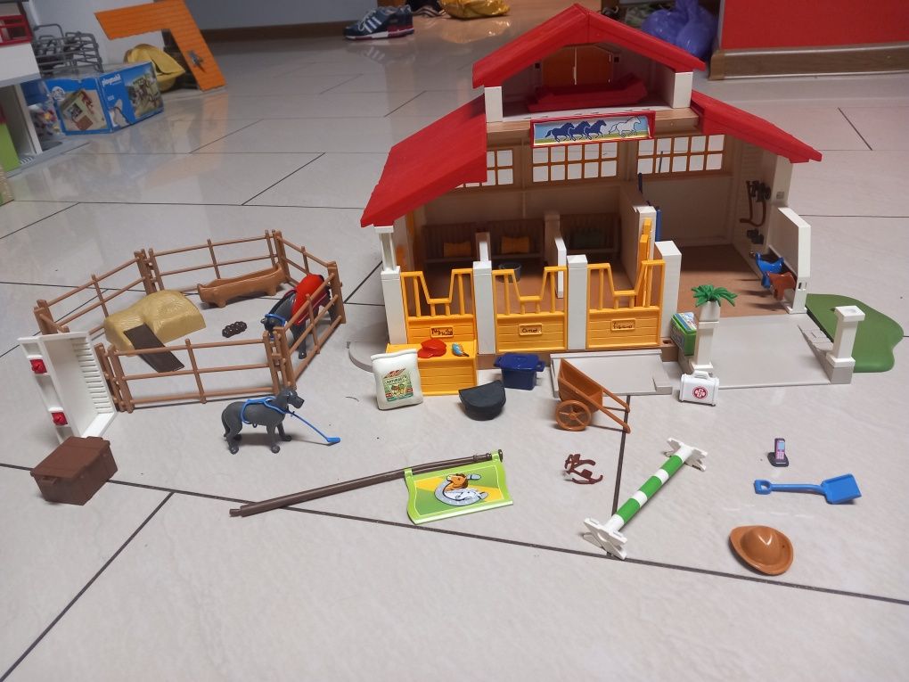 Playmobil stajnia + zagroda dla koni