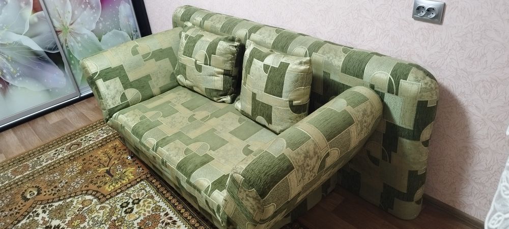 Продам розкладний двухспальний диван у відмінному стані диван
