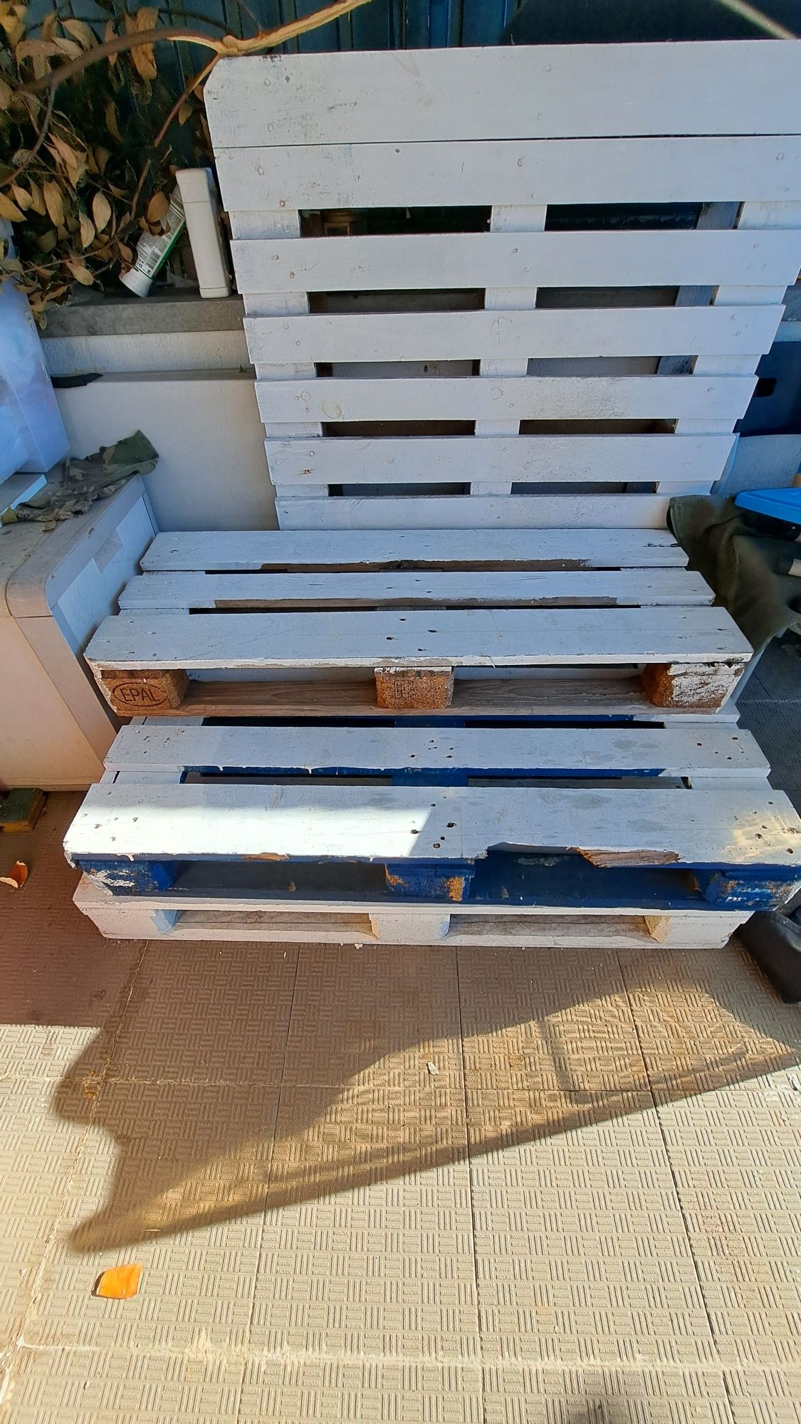 Cama de paletes com cabeceira
