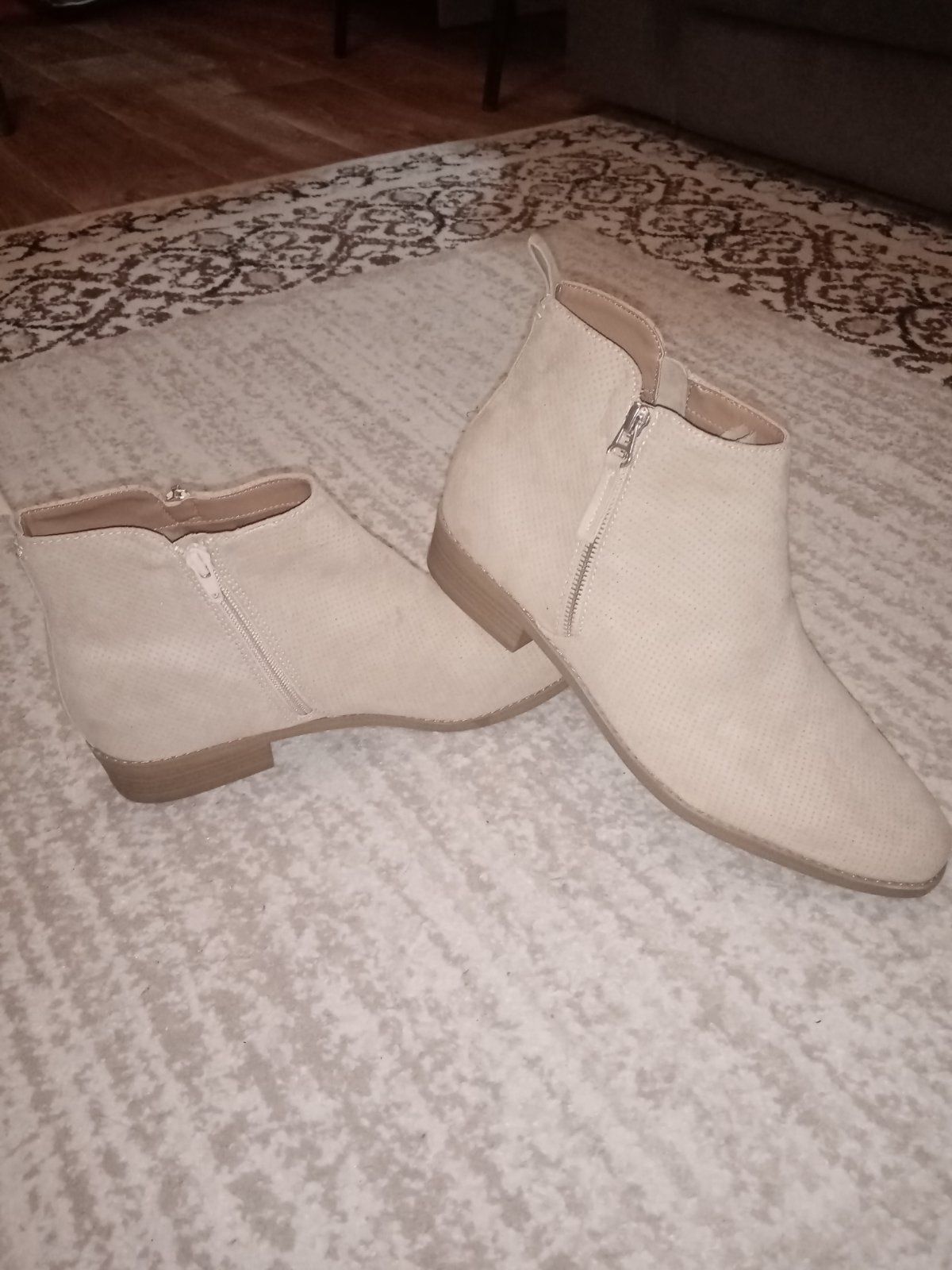 Продам женские ботинки