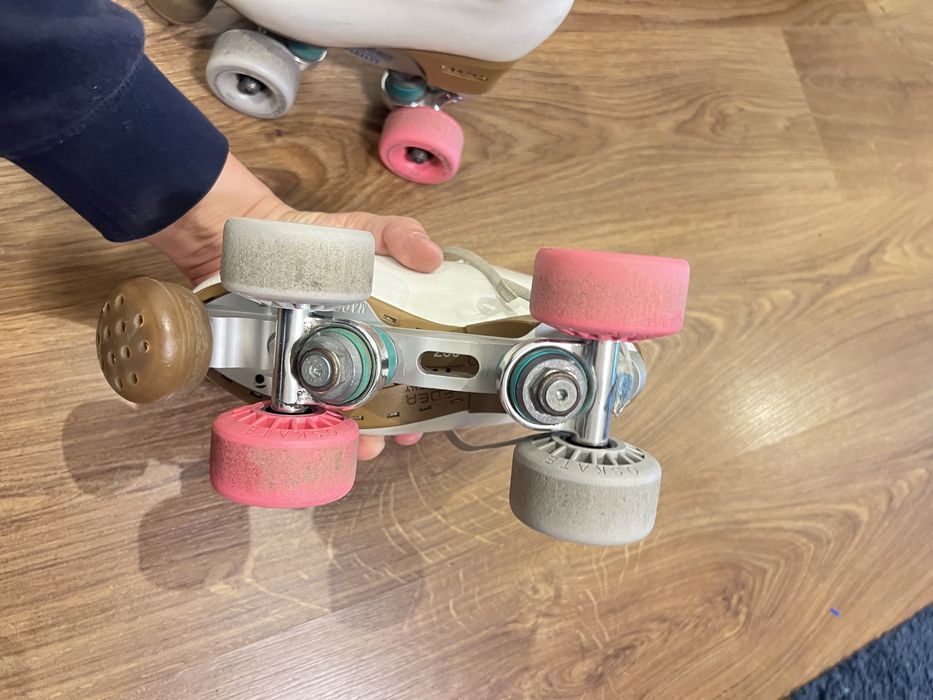 Patins  edea 230 bom estado rodas e regulementos com pouco uso