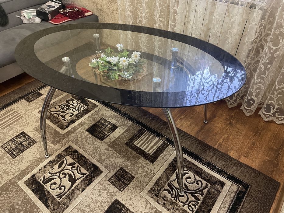 Стіклянний стіл.