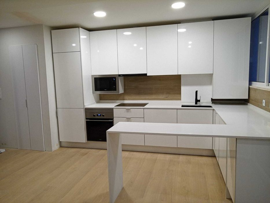 Mobiliário e decoração com projeto e fabrico.