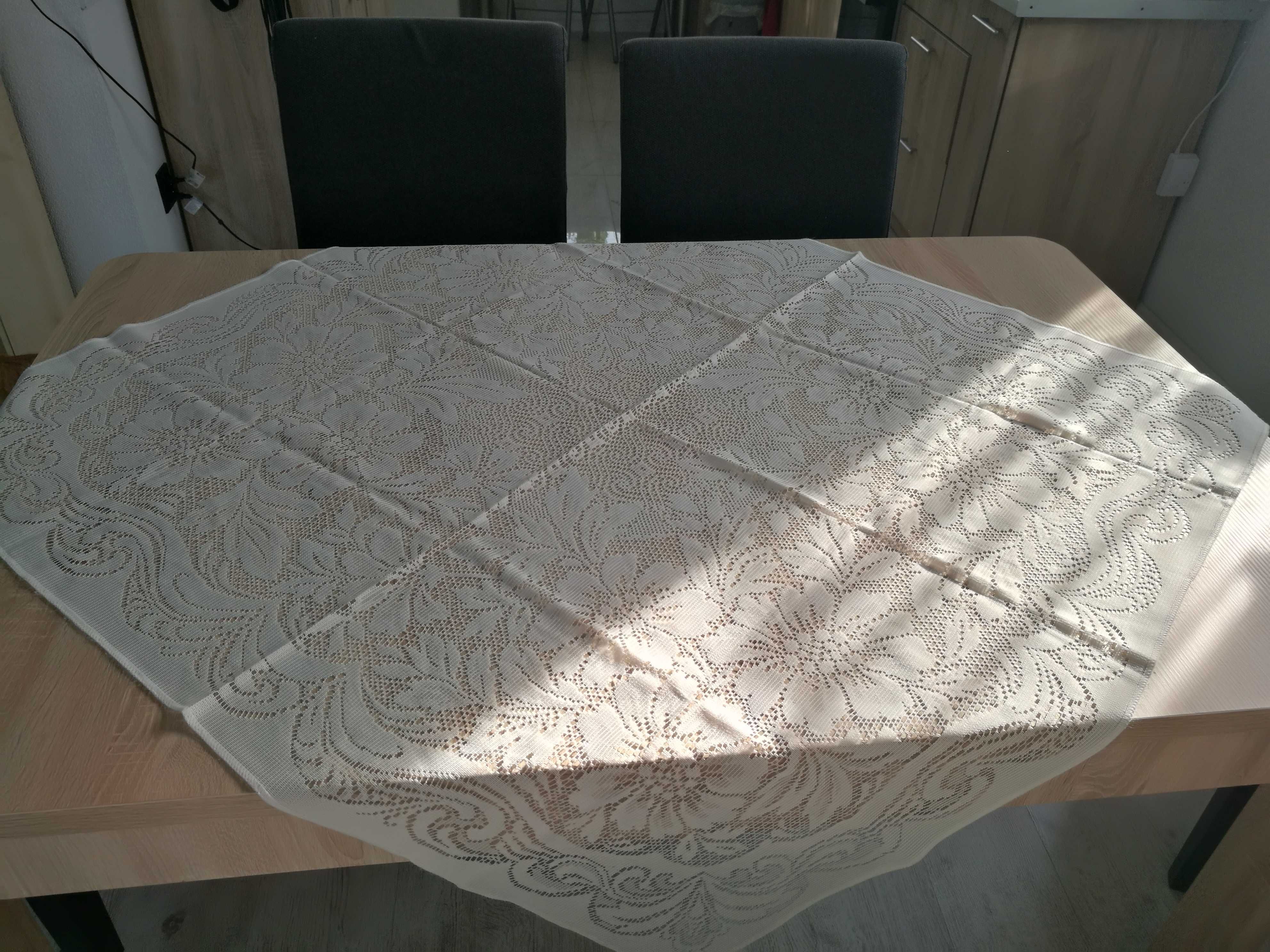 Obrus żakardowy biały 108 x 103 serweta