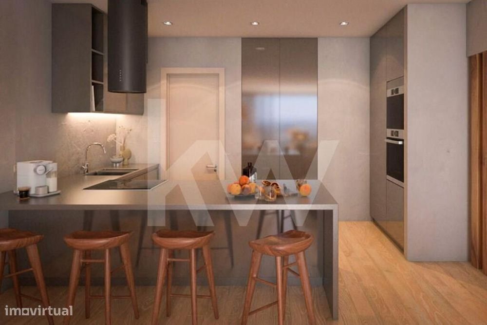 Moradia T3 Duplex em banda, inserido em empreendimento de luxo, na Cos