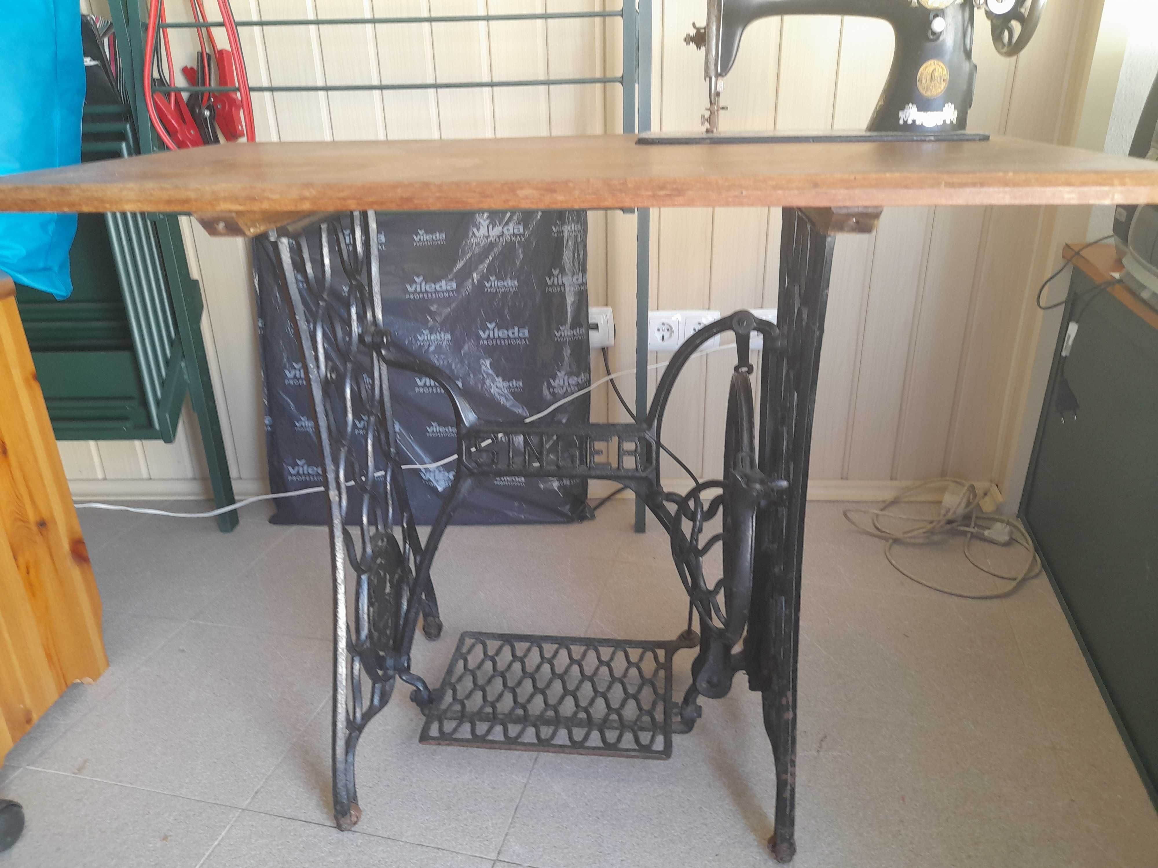 Mesa com Maquina Singer Antiga