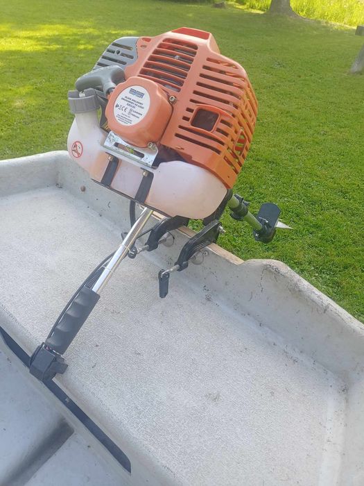 Łódka z silnikiem spalinowym