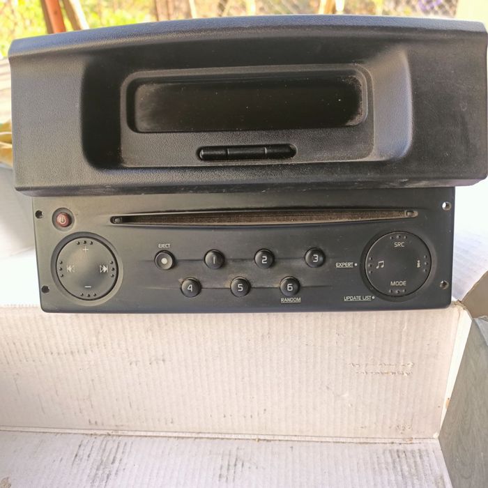 Магнитола и дисплей на автомобиль Рэнаульт Трафик