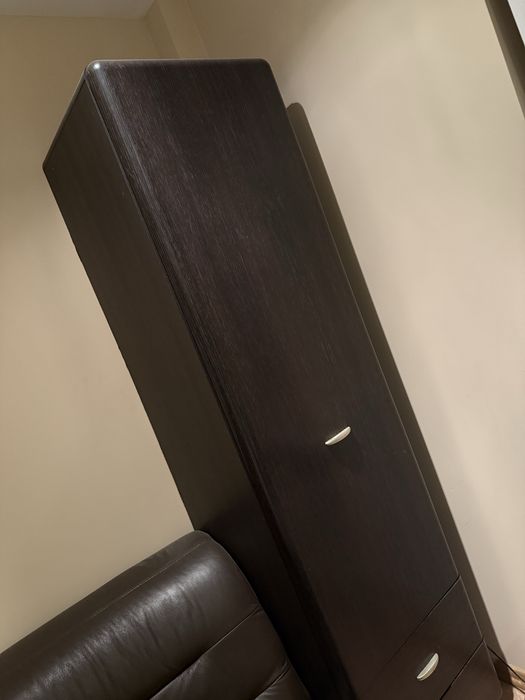 Regał na ubrania szafka ciemnobrązowa z półkami i szufladami