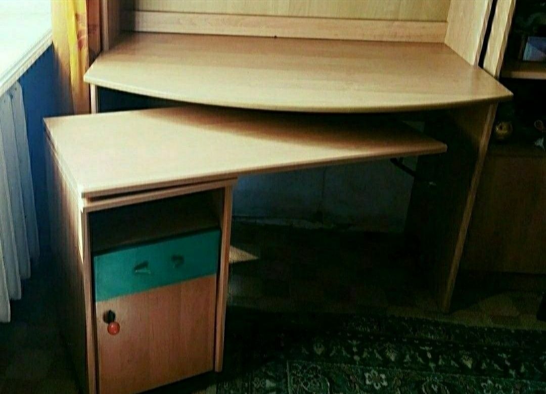 Письменный стол с выдвижным столом для клавиатуры.