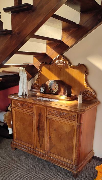 Meble zabytkowe  zdobione.