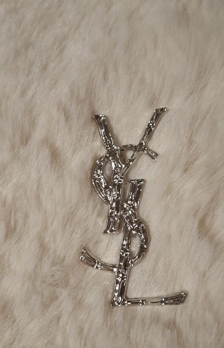 Broszka w kolorze srebra