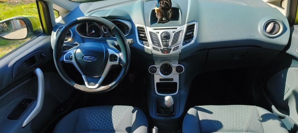 Śliczny Ford Fiesta MK7 1.4tdci TYTANIUM czujniki parkowania przód, ty
