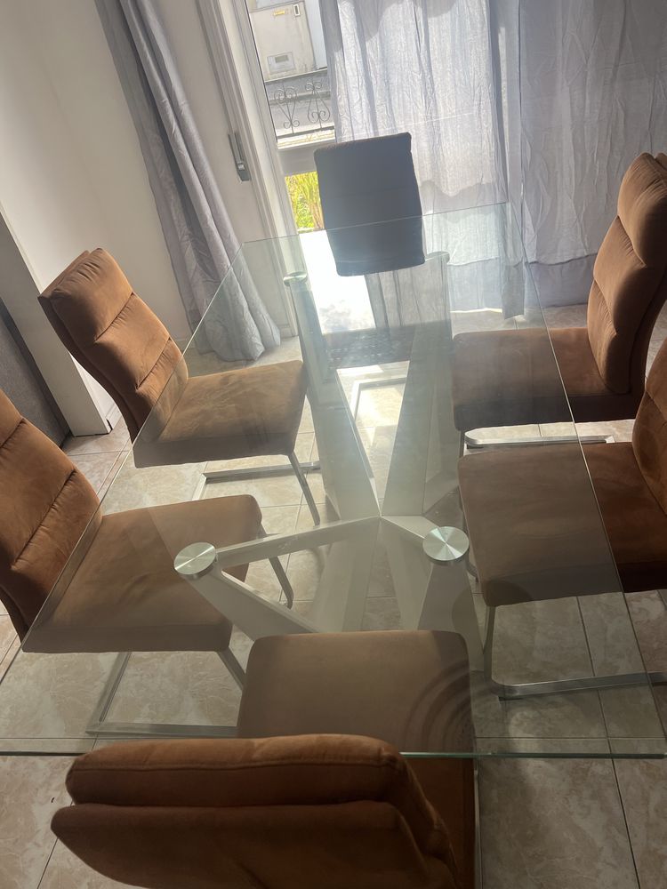 Conjunto de mesa e cadeiras