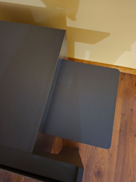 Móvel para TV com portas de vidro