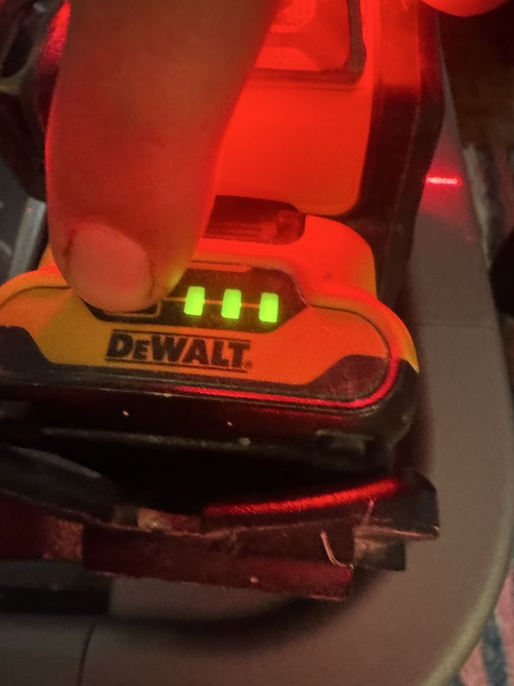 Laser e maquina parafusos  DEWALT