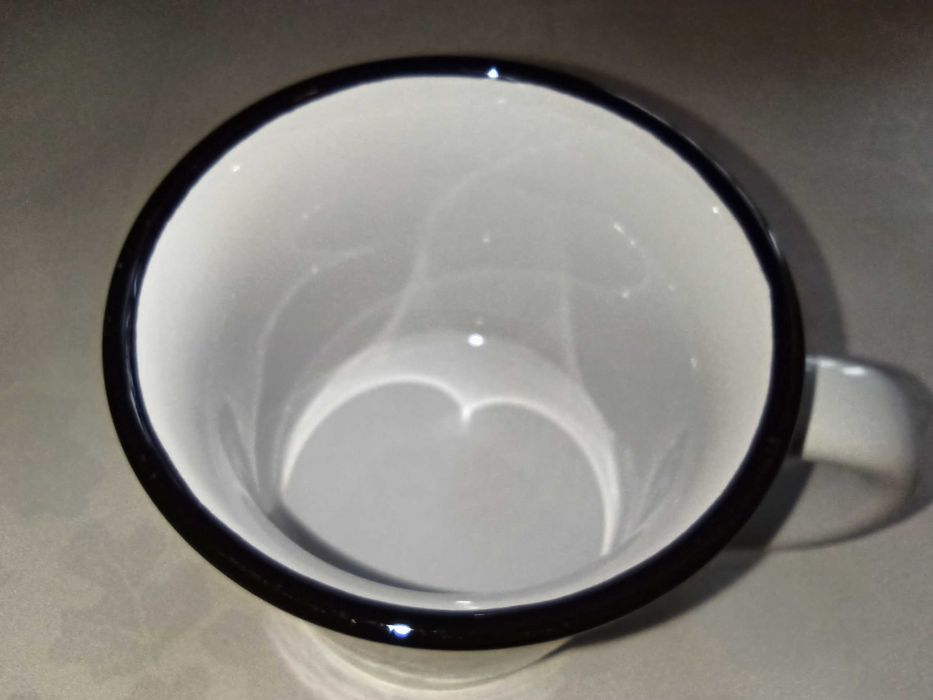 Чашка белая. Новая. 360 мл. Черный ободок.