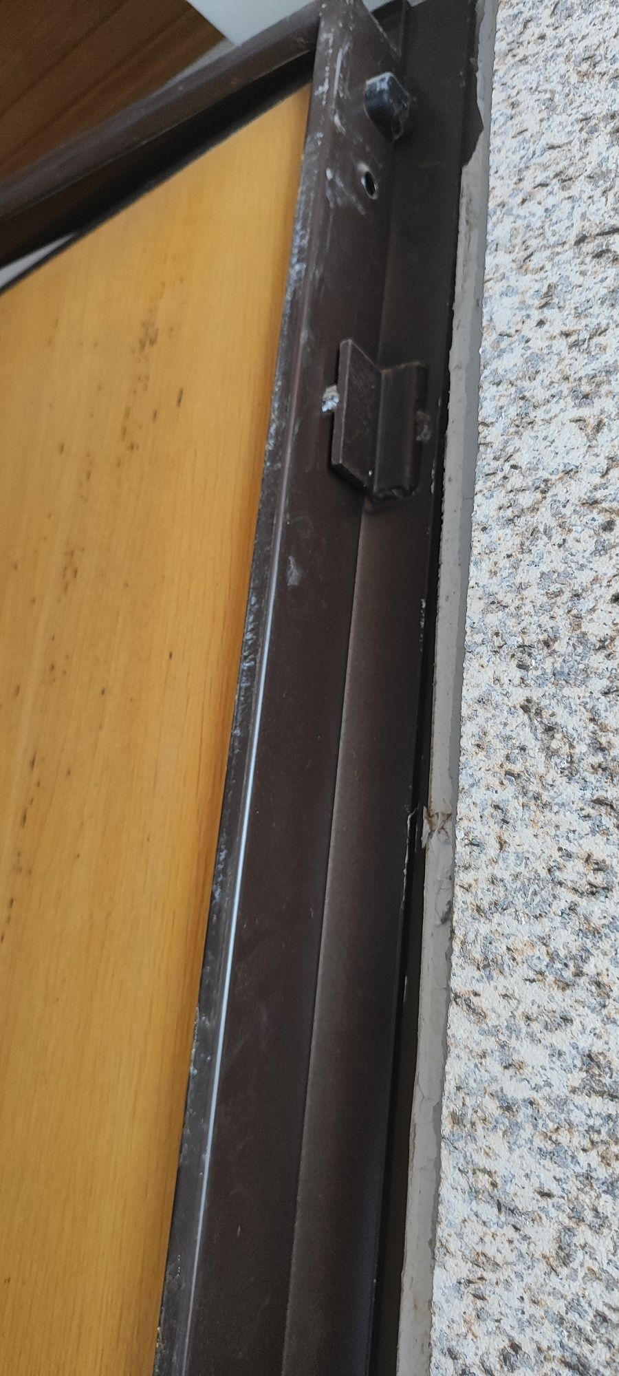 Porta blindada , necessita fechadura nova