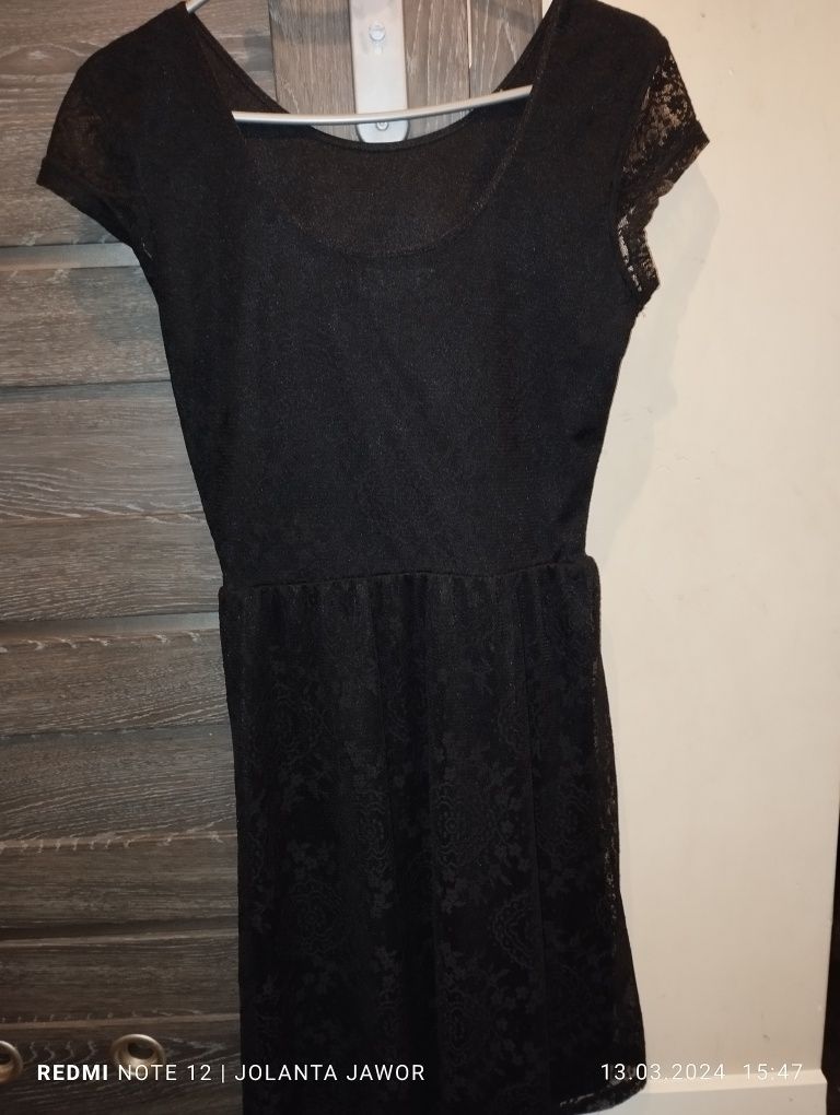 Czarna koronkowa sukienka marki Pier One