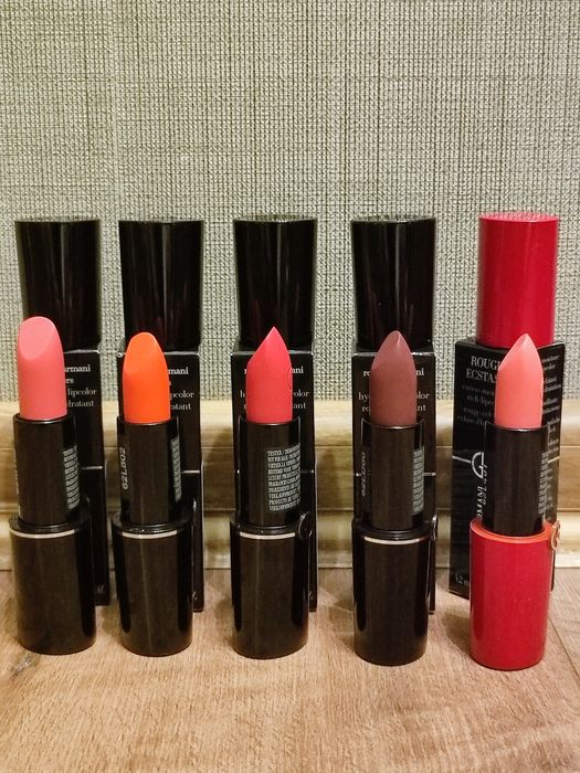 Помади, блиски брендові.