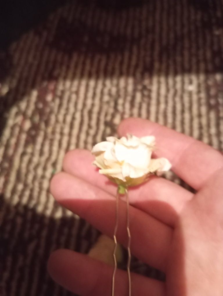 Шпильки с розами