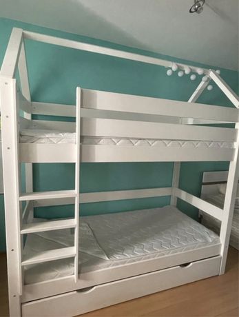 Białe dwupiętrowe drewniane łóżko