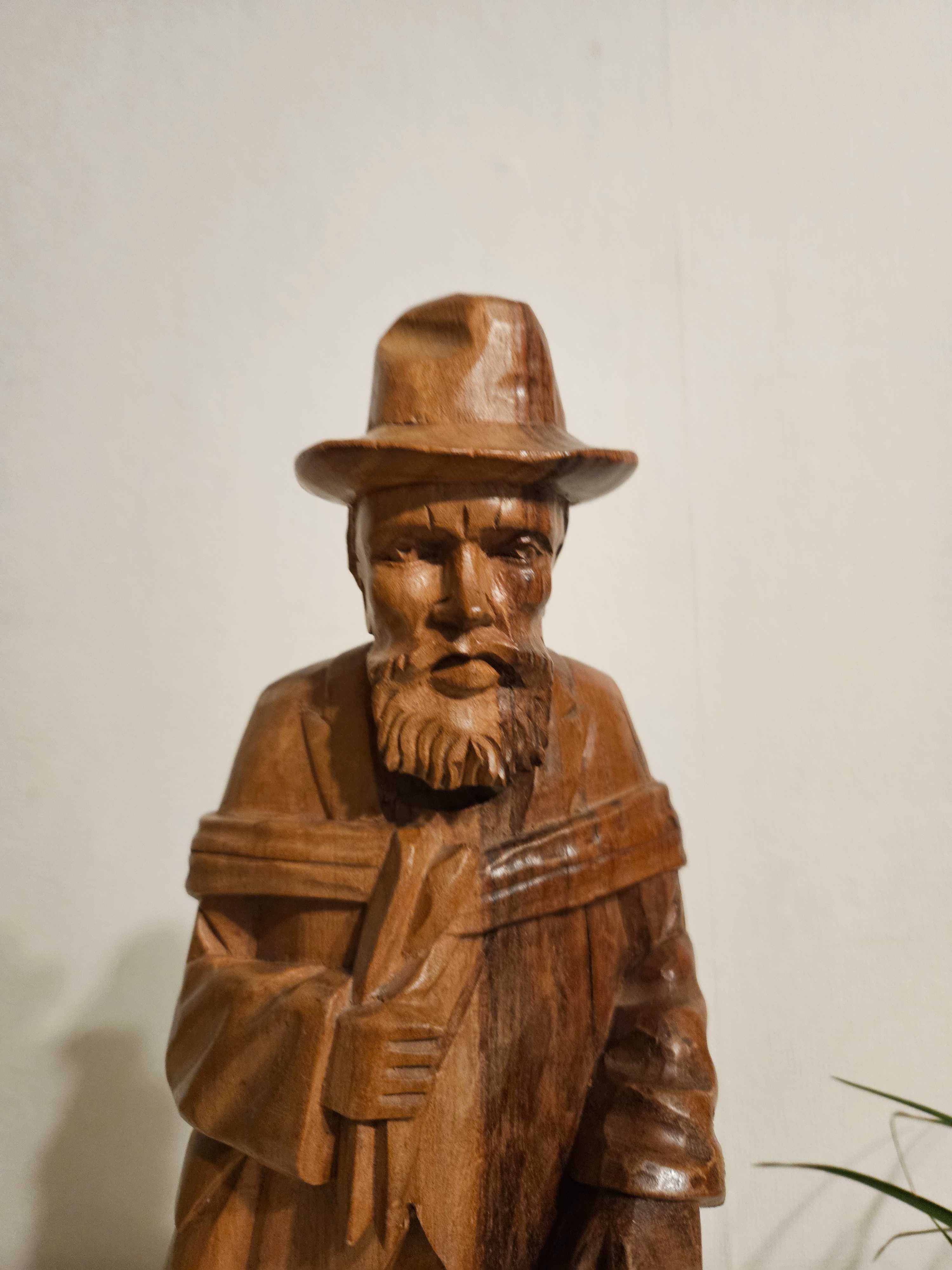 Stara drewniana ręcznie wykonana figurka wedrowca